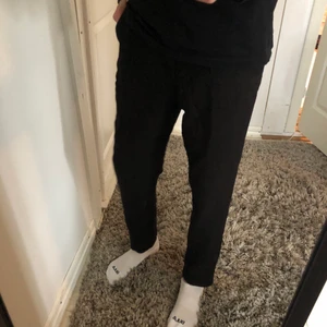 Weekday kostym/yllebyxor - Svarta weekdaybyxor. Väldigt sköna, känns som mjukisbyxor på fast ser ut som kostym/finbyxor. Straight/losefit. 