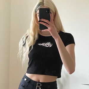 Topp med tryck - Crop top med coolt tryck🖤🤍