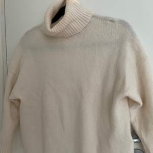 En vit/creme stickad (merinoull) polo tröja från Ralph Lauren. Använd fåtalgånger. Nypris 1500kr, säljer för 200kr. Storlek S