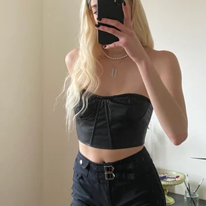 Crop Top - Cool crop top i skin imitation🖤 Dragkedja bak!