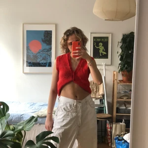 Röd stickad väst - cjuuuut stickad väst. tycker om att använda för sig själv som en topp :) 🖤