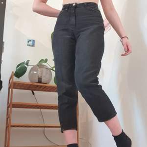 Svarta taiki-jeans från Monki i strl 25 och i bra skick! Säljes pga något korta enligt mig som är 168cm lång(Se bild)