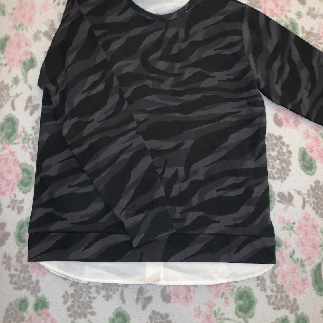 Camo tröja med vit tröja under