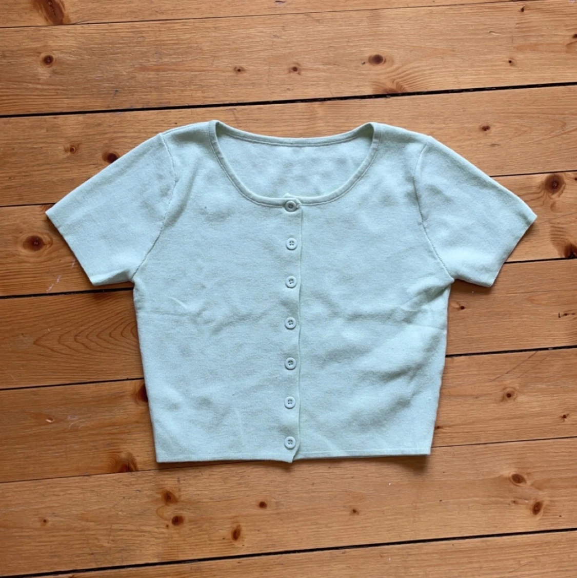Ljusgrön topp med knappöppning 