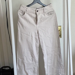 Krämvita jeans - Säljer dessa jeans då de inte kommer till användning. Jag har bara använt dem ett fåtal gånger. OBS! Finns små ljusa fläckar på dem, ska nog inte vara så svårt att ta bort dem med rätt medel!💕 (Jag är 1,67 lång och byxorna slutar precis nedanför fotknölen) 