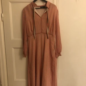 Soaked in luxury - Använd 2 gånger. Fin i midjan, gulligt band runt hals. 