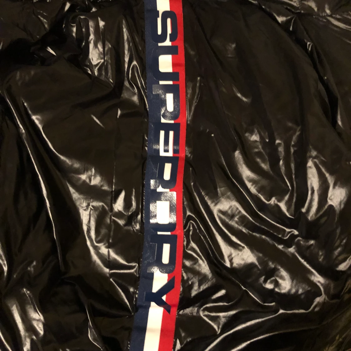 snygg glansig jacka som inte kommer till användning!