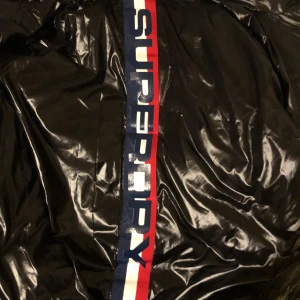 snygg glansig jacka som inte kommer till användning! - kommer inte till användning, bra skick.