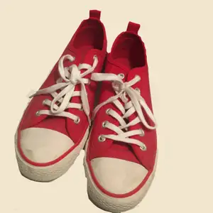 Ett par röda vans liknade skor. I storlek 38, har använt få ggr. Är bara lite dammig, tvättar skorna innan frakt/hämtning. Vill mest bli av med de, intresserad i pris ändring kan pratas om.