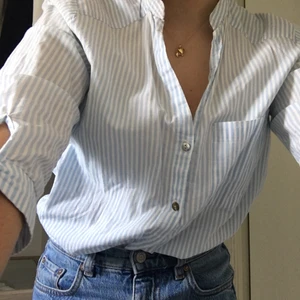 Skjorta från Zara - Jättefin skjorta från Zara med 3/4 armar. I gott skick men har inte kommit till användning