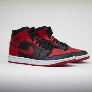 Air jordan 1 Mid Banned bred - Säljer nu några par air jordan 1 mid banned bred! Finns i storlekarna  42 42,5 44,5 45 och 46! Alla paren är nya och aldrig testade och har självklart kvitto till alla! Skriv ett pm om du undrar nått😊