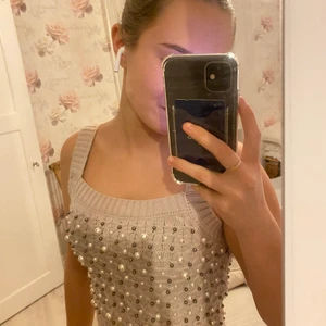 Topp  - Säljer en topp med små fina detaljer i olika färger💕bra skick då jag nästan aldrig använt den!