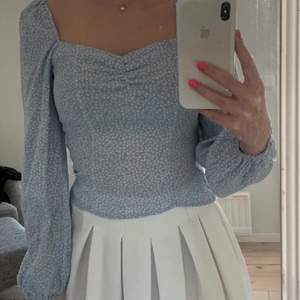 Lägger upp igen pga oseriös köpare! En helt oanvänd blommig blus/tröja från H&M🦋 Den passar både XS & S✨ 