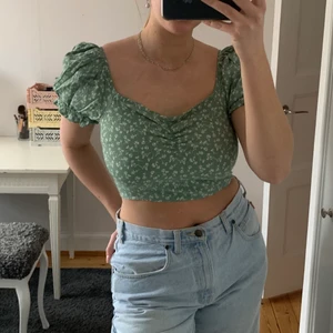 Sött topp - Säljer denna somriga söta toppen! Knappt använd och är i storlek 40 (M)🥰