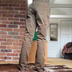 Bruna Park Lane vintage jeans - Hej! Jag säljer ett par bruna Park Lane jeans, köpta vintage. Raka men lite lätt vida vid vaderna. Storlek 40 men känns som 38! Jag kan mötas upp på gröna linjen eller posta👍🏼