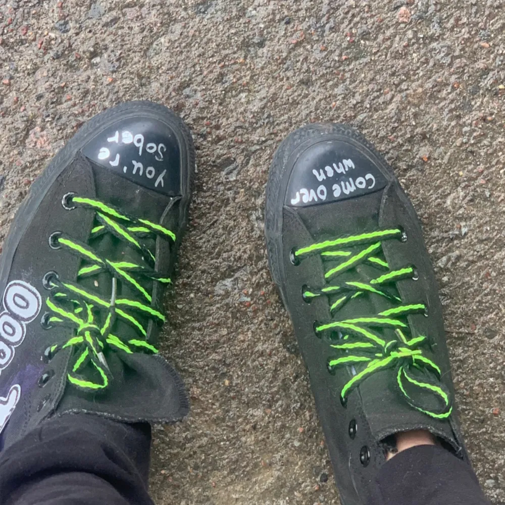 Helsvarta converse. Slitna med mening. Hela.Peep design. Stryk på reflexer på ena skon. Ett spöke och text “Oooh” Storlek 38. Kan behöva ny sula till insidan. Detta kan jag fixa om önskas. . Skor.