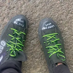 Helsvarta converse. Slitna med mening. Hela.Peep design. Stryk på reflexer på ena skon. Ett spöke och text “Oooh” Storlek 38. Kan behöva ny sula till insidan. Detta kan jag fixa om önskas. 