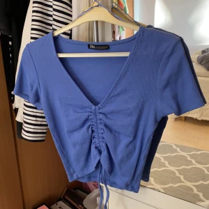 Tröja/ topp - Jag säljer denna tröja eftersom den är för liten💙köparen står för frakt