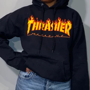 Thrasher hoodie - Säljer min thrasher hoodie pga låg användning. Liten skada på ena snöret, annars i superbra skick. Originalpris 999 kr. 