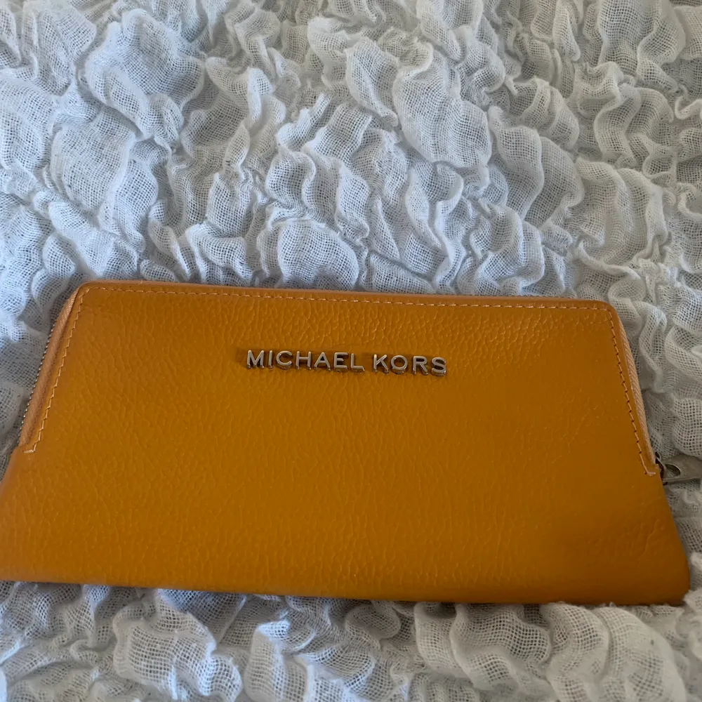 En fin, helt oanvänd plånbok, fake micheal kors:) frakten står köparen för, skicka om du vill ha fler bilder🥰. Väskor.