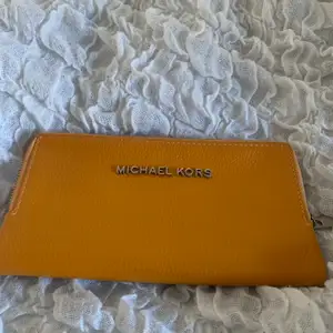En fin, helt oanvänd plånbok, fake micheal kors:) frakten står köparen för, skicka om du vill ha fler bilder🥰