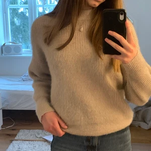 Beige stickad tröja - Super fin stickad tröja i en guld/beige färg! Jättefin passform och skönt material! Storlek Xs men passar även S☺️ skriv ifall ni har frågor, priset går att diskutera