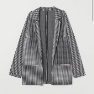 Rutig kavaj strl: XS - Jag säljer en rutig fin kavaj i ny skick!! Jag säljer den för att den bara ligger i min garderob och tar plats. Den är ALDRIG använd. Ord pris: 299kr