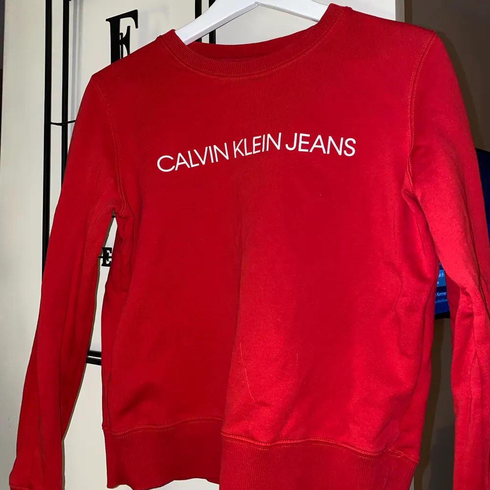 Säljer min röda Calvin Klein sweatshirt pågrund av att den inte används längre. Bra skick och inga synliga slitningar. Nypris 699❤️. Hoodies.