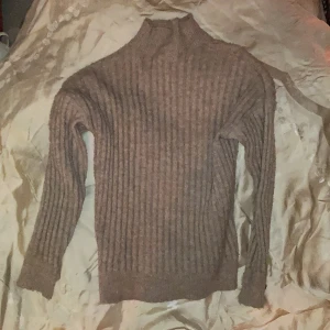 Tröja - Mysig stickad polotröja i rosa, använd endast 1 gång :)