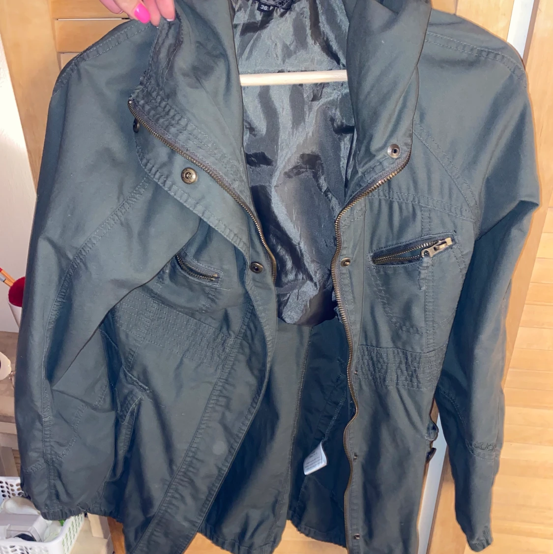 Militärgrön tunn jacka s. 36. - 90