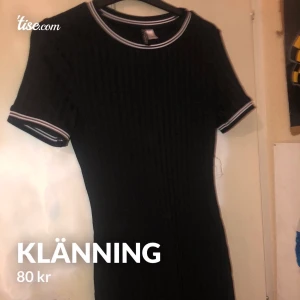 Klänning  - Ribbad klänning i storlek 38, endast använd en gång då den tyvärr inte passade mig. 