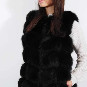 Väst - Säljer denna pälsväst, det med kommer även ett läder skärp. Man kan även stänga den med små osynliga knappar om man hellre vill ha den stängd utan skärpet. Den har också två fickor på varsin sida. 