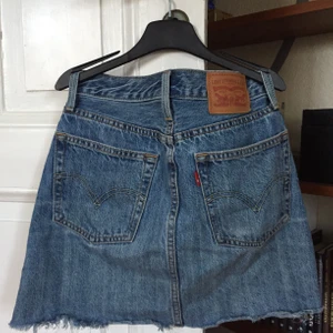 Levi’skjol - Supersnygg jeanskjol från levi’s som tyvärr blivit för liten för mig. Känns som ny. 