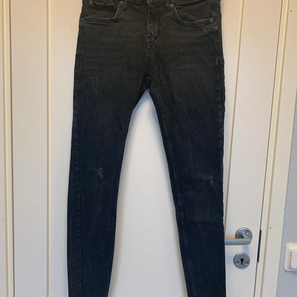 Svarta jeans med slitningar. De är i storlek 36 men skulle säga att de istället passar 32/34. Köpta från sellpy men aldrig använda pga fel storlek. Om du vill ha fler bilder eller info så är det bara att kontakta mig😊. Jeans & Byxor.