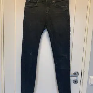 Svarta jeans med slitningar. De är i storlek 36 men skulle säga att de istället passar 32/34. Köpta från sellpy men aldrig använda pga fel storlek. Om du vill ha fler bilder eller info så är det bara att kontakta mig😊