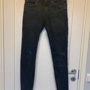 Zara jeans strl 36 - Svarta jeans med slitningar. De är i storlek 36 men skulle säga att de istället passar 32/34. Köpta från sellpy men aldrig använda pga fel storlek. Om du vill ha fler bilder eller info så är det bara att kontakta mig😊