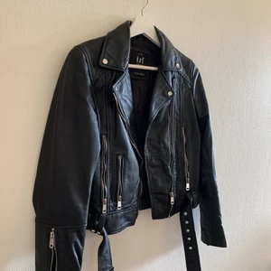 skinnjacka  - äkta skinnjacka från zara, superfint skick, storlek xs-s❤️köpt för 1 100kr. frakt ingår!