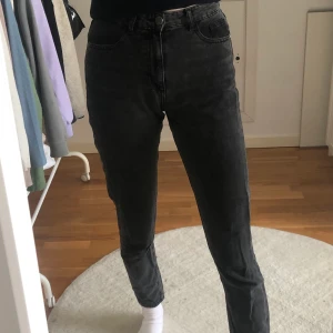Boyfriend jeans - Snygga svarta lite urtvättade i färgen boyfriend jeans. Från asos tall. Långa, men går såklart att klippa om man vill ha dom kortare. Jag är 182 och på mig sitter dom som ett par boyfriend jeans. Storlek 26/36. 100 kr eller högst bud. Köparen står för frakt. 
