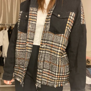 Jeans jacka - Snygg jeans jacka med mönster 