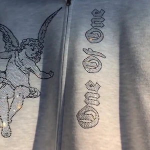 One of one tröja  - One of one angel tröja, helt ny,Storlek medium Pris:400kr säljer den billigt då jag är i behov av pengar, köparen står för frakten.