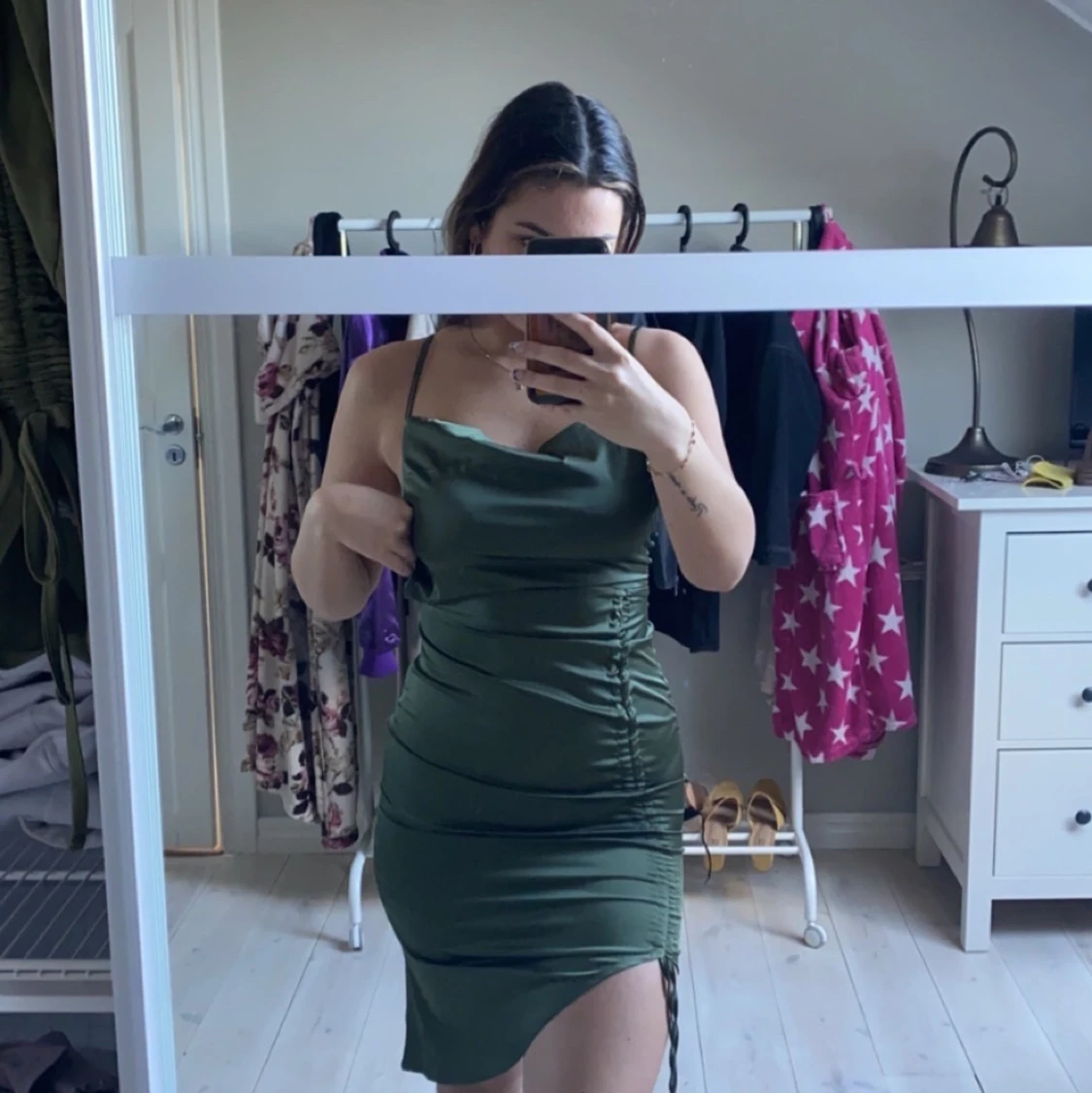 Grön satin klänning  - 90