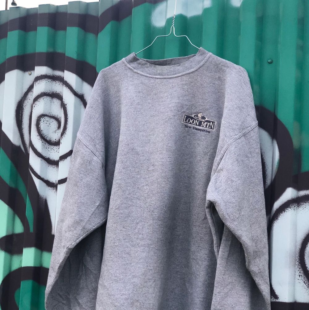 Vintage sweatshirt frĂ„n ett ski resort i New Hampshire, Loon MTN. Tröjan Ă€r i bra vintage skick, dock Ă€r den vĂ€lanvĂ€nd och det finns flĂ€ckar. De gĂ„r mest troligen bort i tvĂ€tten och detta Ă€r reducerat i priset. Tröjan Ă€r frĂ„n tidigt 00-tal och Ă€r en riktigt snygg tröja oavsett flaws. Tröjan Ă€r XL och skulle sĂ€ga att den Ă€r tts. Det Ă€r bara att skriva om du undrar nĂ„got och vill ha bilder etc, lĂ€s gĂ€rna bio innan dock! đ«đâ·. Tröjor & Koftor.