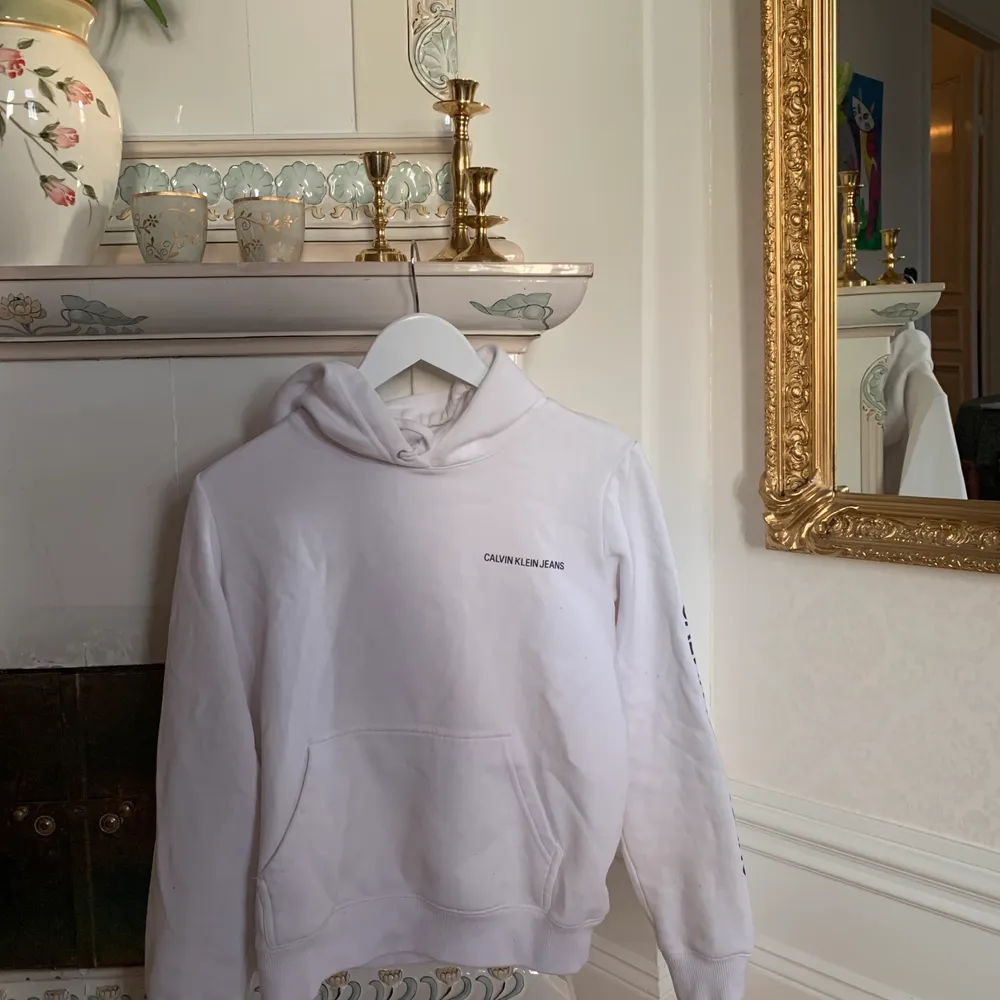 Vit Calvin Klein hoodie i storlek S. Inköpt för 1200kr, säljer för 350+frakt🥰. Tröjor & Koftor.