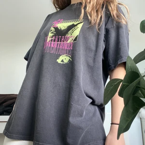 T-shirt - Säljer en skit snygg t-shirt som jag köpt på Urban Outfitters! (Slutsåld) Helt ny och oanvänd, prislappen sitter kvar! Tröjan är i storlek L och har en oversized fit så skulle säga att den också passar större eller mindre! (Jag brukar vara en S/M i toppar) Vid fler frågor eller bilder är det bara att kontakta mig!🤍🤍