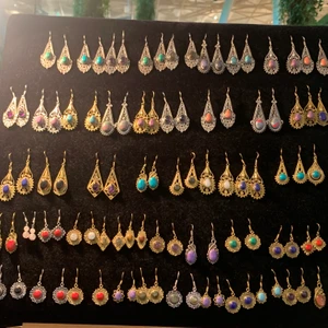 Örhängen i mässing med äkta kristaller 🪨📿 - Örhängen i mässing med äkta kristaller, skriv om du har någon fråga om stenarna eller om du vill ha en närmare bild på ett specifikt örhängspar🌷