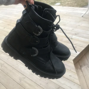 Zara boots kängor - Intressekoll på mina kängor med glitter spännen från Zara. Köpta för någon månad sedan men kommer inte till användning och därför säljer jag dem. Använda ca 3 gånger därför i mycket bra skick. 💕 snygga i sommar till klänning eller kjol! buda i kommentererna