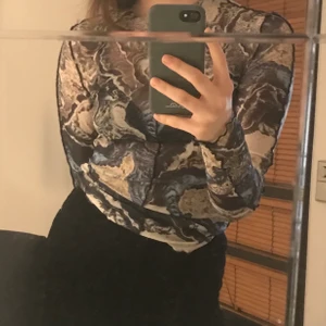 Mesh topp - Coolaste mesh tröjan från Monki! Super snygg under en tshirt eller bara för sig själv. Perfekt skick, endast använd en gång. Kan mötas upp på söder, annars betalar köparen för frakten❤️