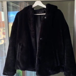Pälsjacka från Zara - Felfri jacka från Zara, mysig och skön, perfekt för vår och höst. 