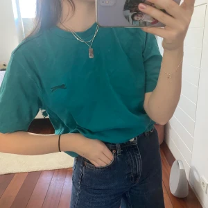 Vintage tröja - Superfin färg på en t-shirt som är såååå fin i sommar! Köpte dne på pop i Malmö för 350kr. Mjuk!