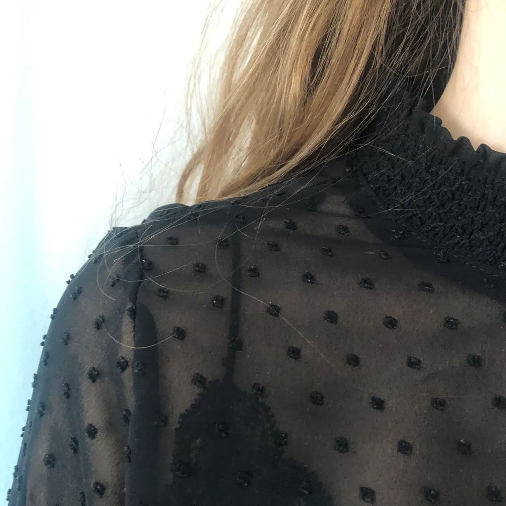 En svart meshad tröja med prickar. Den är använd ett par gånger men i bra skick. Storlek S men passar bra även till M.. Tröjor & Koftor.